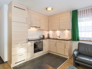 Kühlschrank, Ofen, Geschirrspüler, Kochgeschirr/Geschirr/Besteck