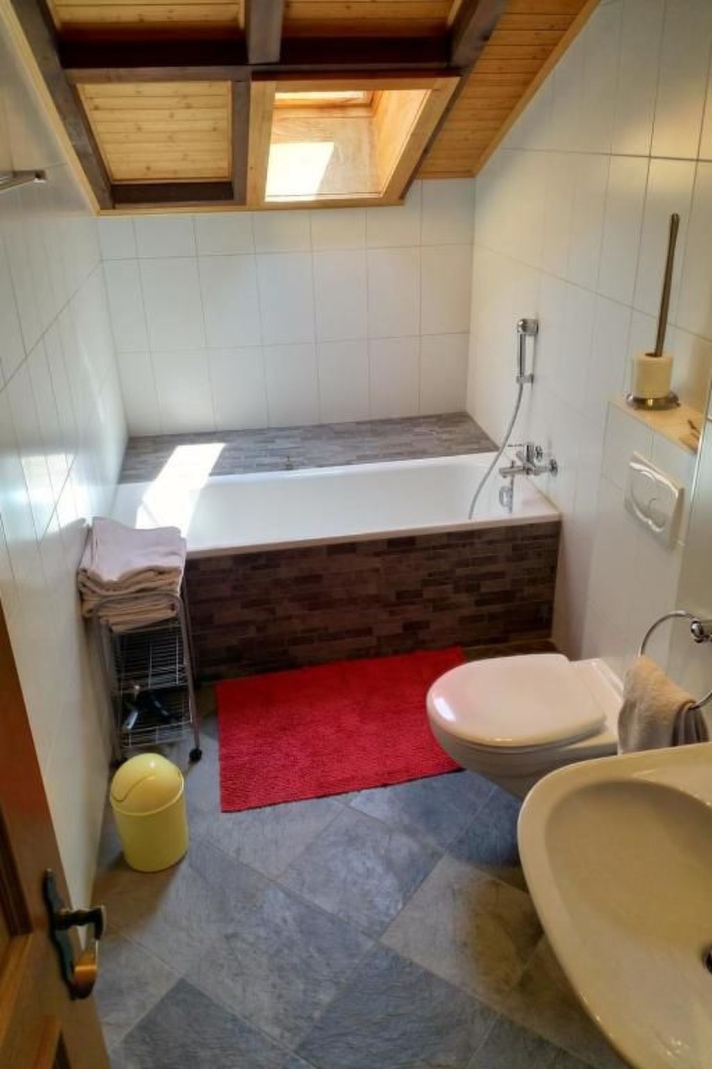 Un baño con bañera, inodoro y lavamanos.
