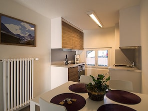 Kühlschrank, Mikrowelle, Ofen, Geschirrspüler