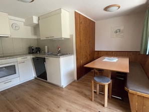 Kühlschrank, Ofen, Geschirrspüler, Kochgeschirr/Geschirr/Besteck