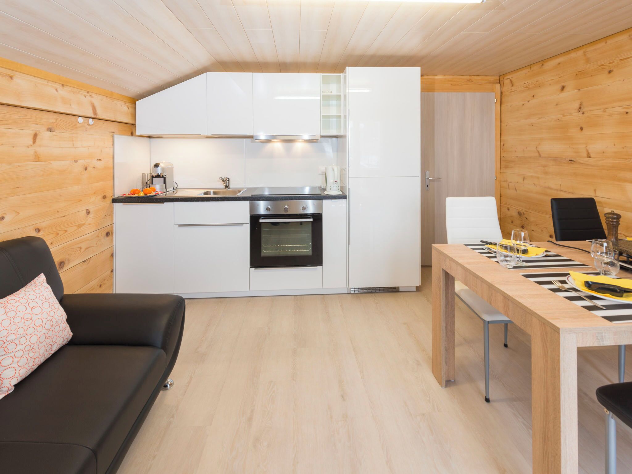 Kühlschrank, Ofen, Geschirrspüler, Kochgeschirr/Geschirr/Besteck