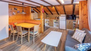 Tunnelmallinen sisustus, jossa on ruokailutila, keittiö ja oleskelualue.
