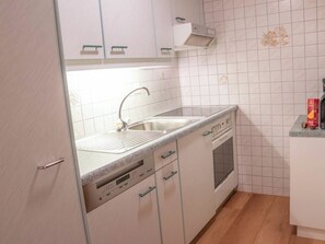 Kühlschrank, Ofen, Geschirrspüler, Kochgeschirr/Geschirr/Besteck