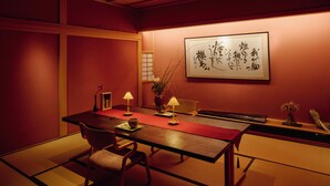 Une pièce de style japonais traditionnel, avec un sol recouvert de tatamis, une table basse et un service à thé.