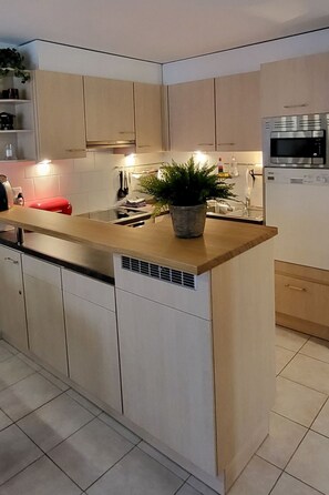 Kühlschrank, Mikrowelle, Ofen, Geschirrspüler