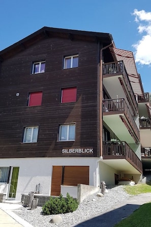 Un edificio de varios pisos con fachada oscura y el nombre 'SILBERBLICK' en la parte baja.