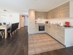 Kühlschrank, Mikrowelle, Ofen, Geschirrspüler