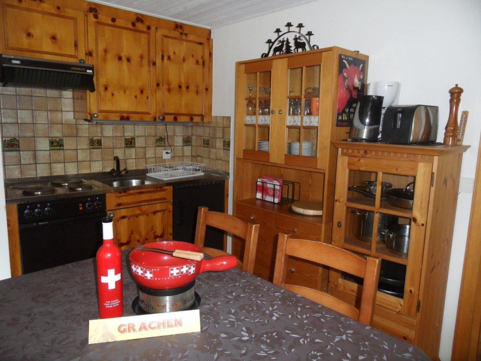 Kühlschrank, Ofen, Kochgeschirr/Geschirr/Besteck