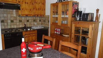 Kühlschrank, Ofen, Kochgeschirr/Geschirr/Besteck
