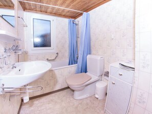 Ein Badezimmer mit Waschbecken, Toilette und Dusche.