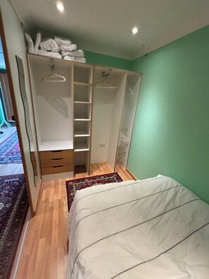 1 bedroom, iron/ironing board, WiFi, bed sheets - Rich decorated flat in the centre of Leeds - Headrow 0.4m.  Free gated parking. (Leeds)