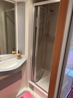 Shower, hair dryer, towels, soap - Rich decorated flat in the centre of Leeds - Headrow 0.4m.  Free gated parking. (Leeds)