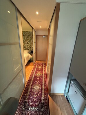 1 dormitorio, tabla de planchar con plancha, wifi y ropa de cama