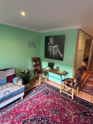 Smart TV - Rich decorated flat in the centre of Leeds - Headrow 0.4m.  Free gated parking. (Leeds)
