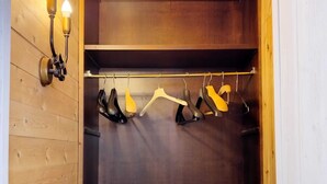 A wooden closet with a metal rod for hanging shoes. - Viale del Re 33: A Summer Fairy Tale Between the Sea and the Theater (Reggio Calabria)