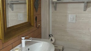 A bathroom with a white sink, a toilet, a mirror with a gold frame, and a towel rack. - Viale del Re 33: A Summer Fairy Tale Between the Sea and the Theater (Reggio Calabria)