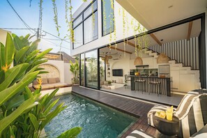 A modern house with a swimming pool, outdoor seating, and a kitchen area. - Villa Scorpia 1 Bingin (Pecatu)
