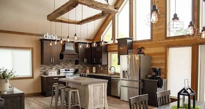 The Okoboji Farmhouse - Luxury, Space & Unforgettable Memories