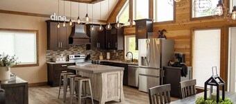 The Okoboji Farmhouse - Luxury, Space & Unforgettable Memories
