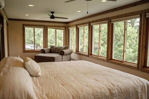 WiFi, bed sheets - The Okoboji Farmhouse - Luxury, Space & Unforgettable Memories (Spirit Lake)