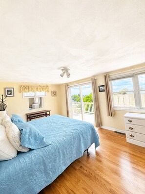 4 bedrooms, WiFi, bed sheets - Spacious 4-bedroom house in beautiful Narragansett walk to beach (Narragansett)