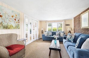 Smart TV - Spacious 4-bedroom house in beautiful Narragansett walk to beach (Narragansett)