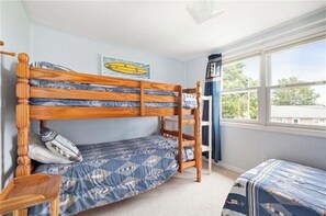 4 bedrooms, WiFi, bed sheets - Spacious 4-bedroom house in beautiful Narragansett walk to beach (Narragansett)
