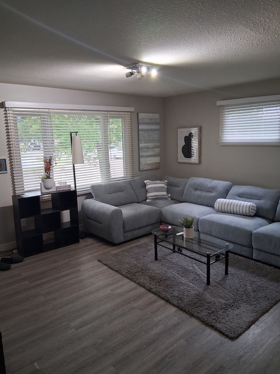 Quiet Corner Lot 3 Bedroom House, Unfinished Basement With Private Backyard. - 로이드민스터