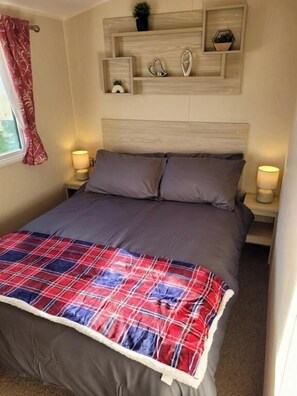 Iron/ironing board, WiFi, bed sheets - Holiday Home Sleeps 10 (Clacton-on-Sea)
