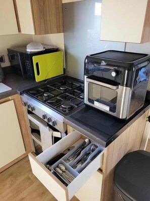 Fridge, microwave, oven, stovetop - Holiday Home Sleeps 10 (Clacton-on-Sea)