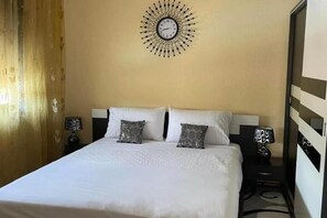 Iron/ironing board, WiFi, bed sheets