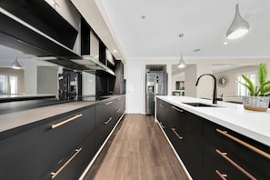 Wasserkocher mit Kaffee-/Teezubehör, Kühlschrank, Mikrowelle, Ofen