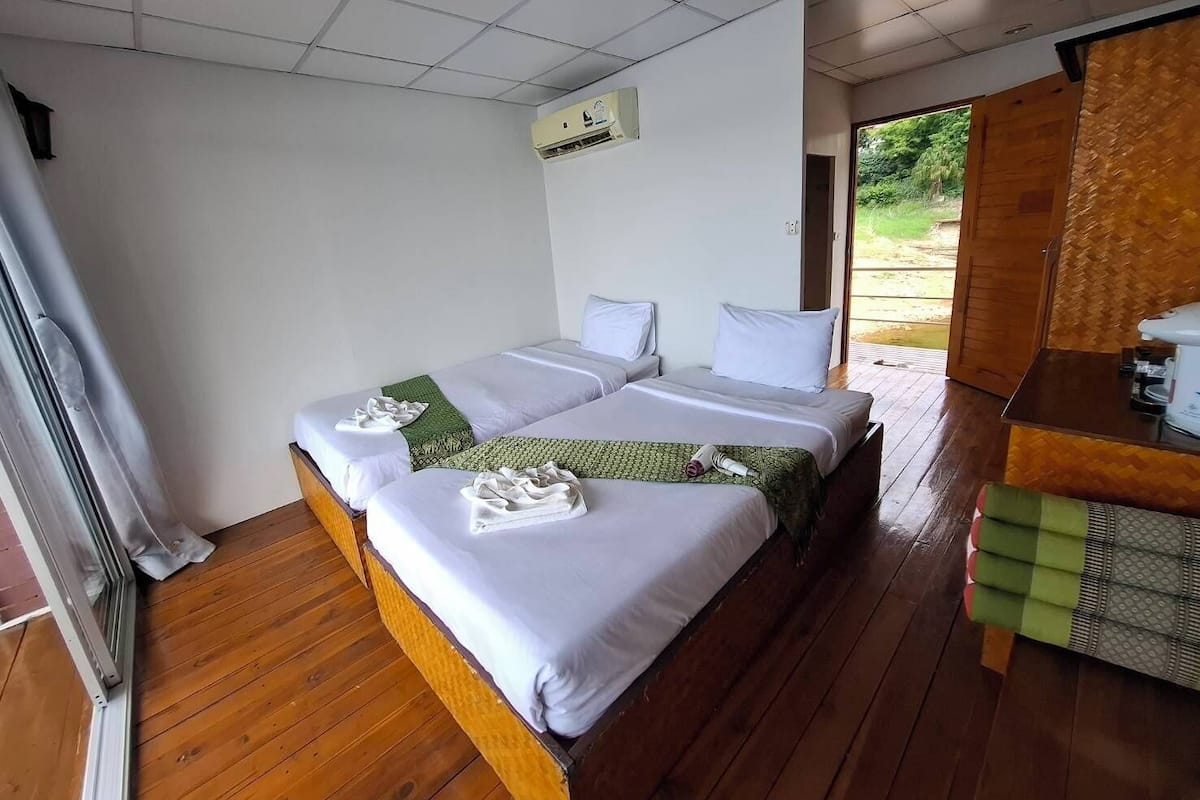 Raft Twin Room (Upper floor) | Escritorio, wifi gratis y ropa de cama 
