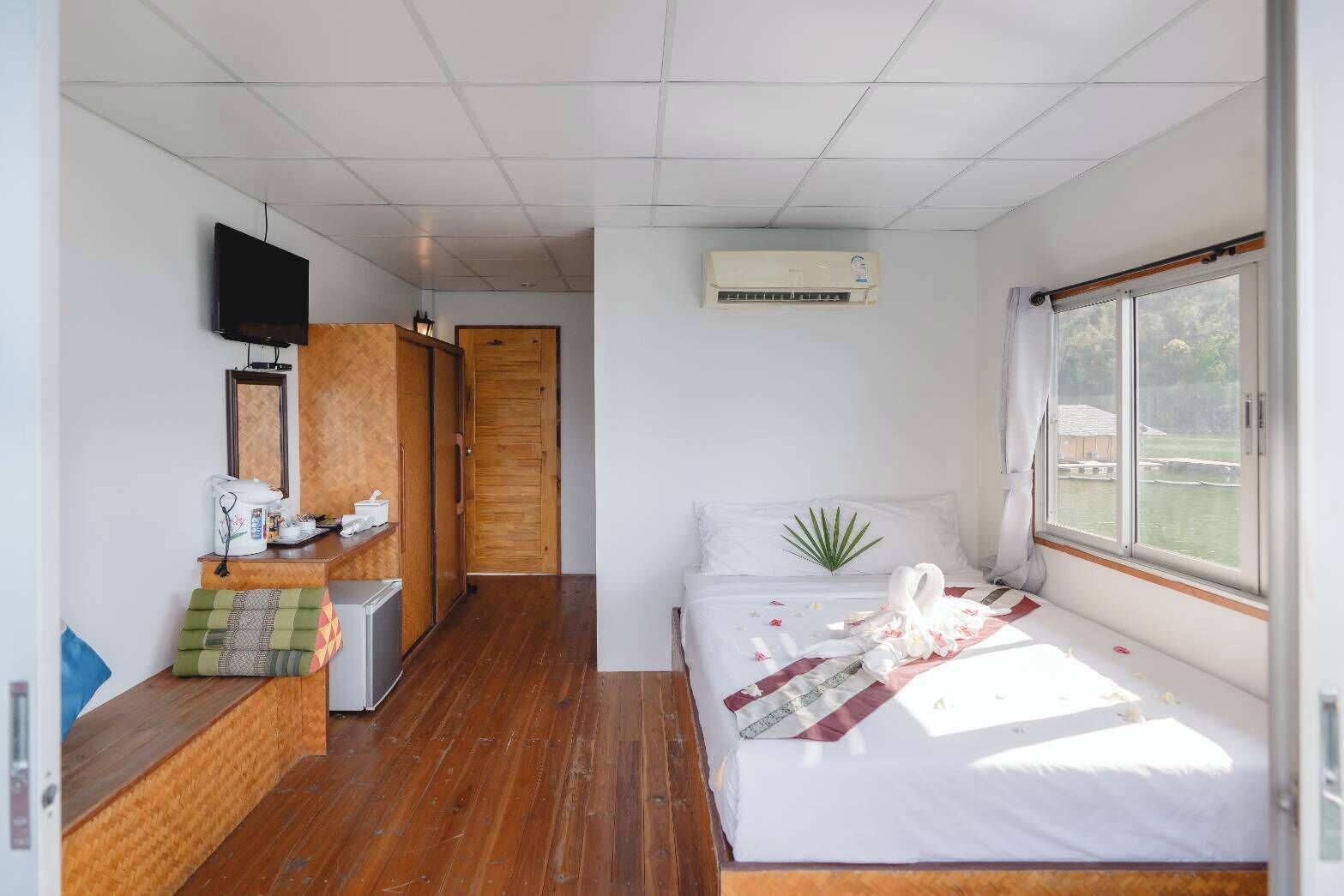 Raft Double Room (Lower floor) | Meja, Wi-fi percuma, cadar katil 