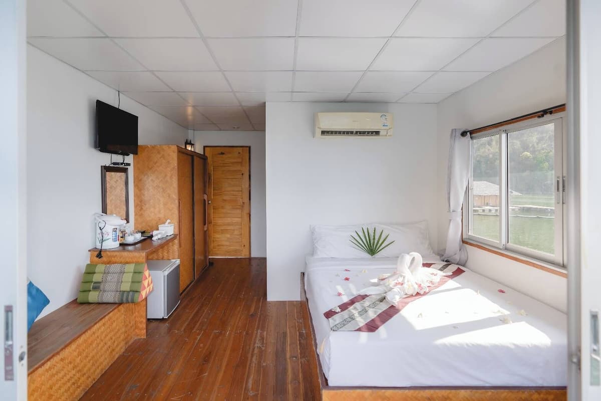 Raft Double Room (Lower floor) | Escritorio, wifi gratis y ropa de cama 