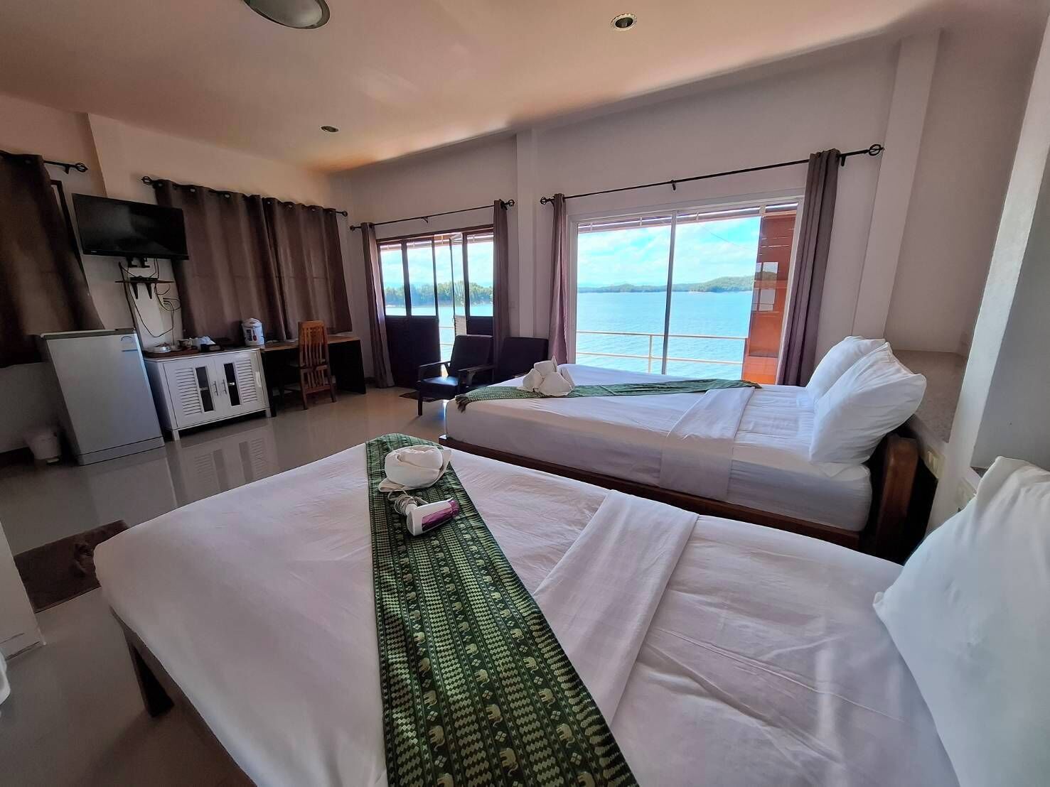 Large Bungalow Lake View | Wi-Fi gratuito