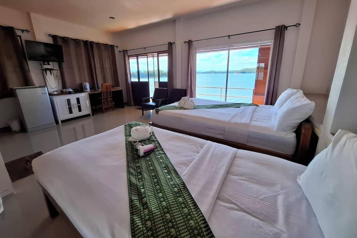 Large Bungalow Lake View | Escritorio, wifi gratis y ropa de cama 