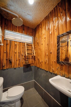 Bungalow Lake View | Bagno | Vasca e doccia separate, set di cortesia gratuito, asciugacapelli