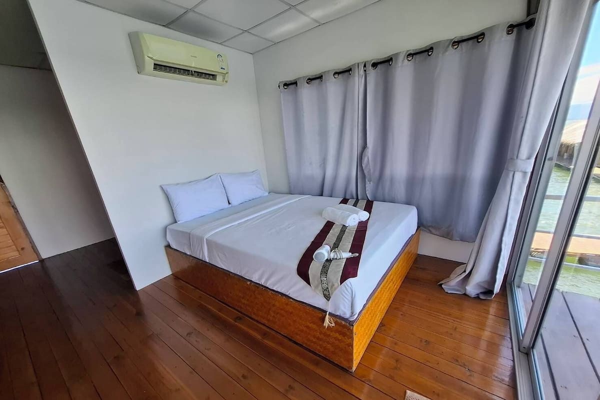 Raft Double Room (Upper floor) | Escritorio, wifi gratis y ropa de cama 