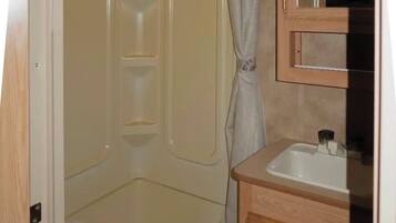 Serviettes fournies, savon, papier toilette