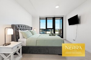 2 bedrooms, desk, iron/ironing board, WiFi - Luxury 2BR Opposite Albert Park Lake | Pool, Gym & Balcony (Melbourne)