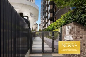 Exterior detail - Luxury 2BR Opposite Albert Park Lake | Pool, Gym & Balcony (Melbourne)