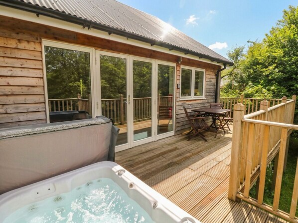 Terrace/patio - ALMOND, pet friendly, character holiday cottage in Killin (Killin)