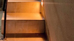 Eine Treppe mit Handläufen und Beleuchtung entlang der Stufen.