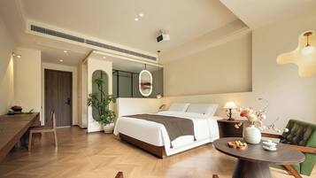 Cortinas blackout, wifi gratis y ropa de cama