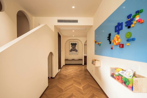 Superior Suite, Mountain View | Interior - Evening Mountain Hot Spring Homestay (Chengdu)