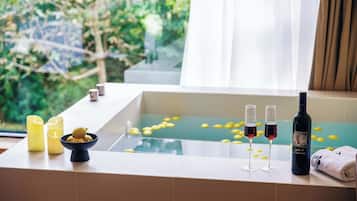 Suíte com design assinado, vista para a colina | Spa