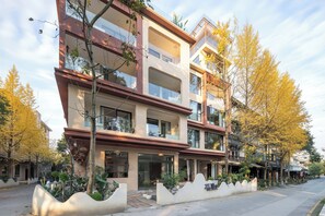 Exterior - Evening Mountain Hot Spring Homestay (Chengdu)