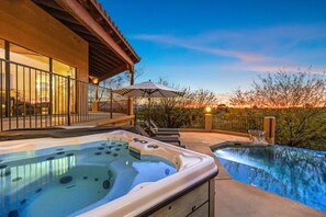 Terrace/patio - Hilltop foothills home w/panoramic views mountains & city lights, pool/hot tub (Tucson)