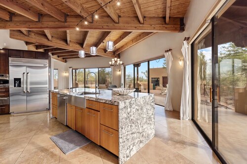 Hilltop foothills home w/panoramic views mountains & city lights, pool/hot tub